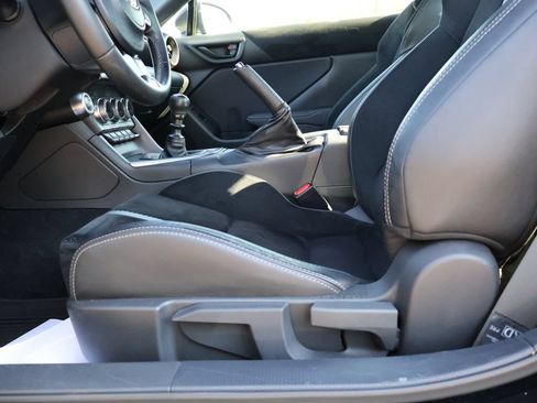 Used 2023 Toyota GR86 Premium w/ ALL Weather Mat Package (TMS) RWD image 32