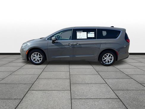 Used 2023 Chrysler Pacifica Touring-L FWD image 2
