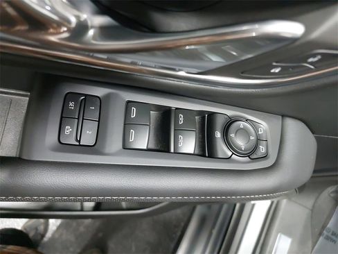 Used 2024 GMC Yukon SLT image 29