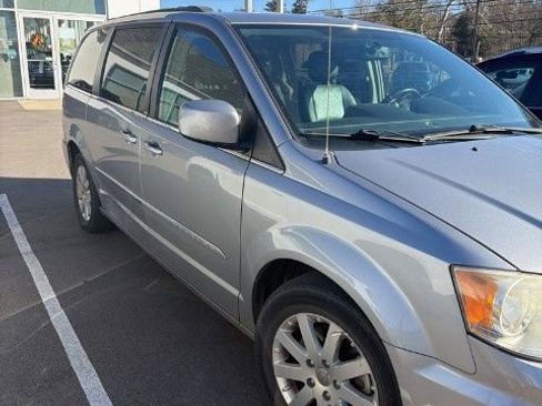 Used 2014 Chrysler Town & Country Touring image 14