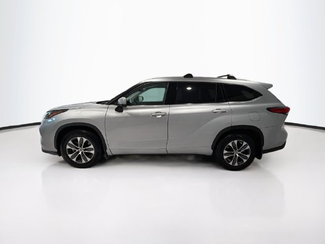 Used 2022 Toyota Highlander XLE AWD/4WD image 4