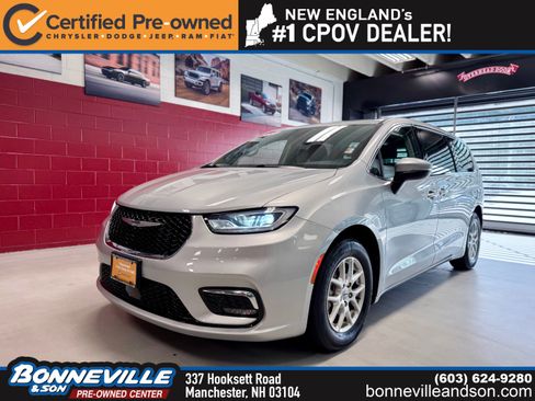 Used 2023 Chrysler Pacifica Touring-L FWD image 1