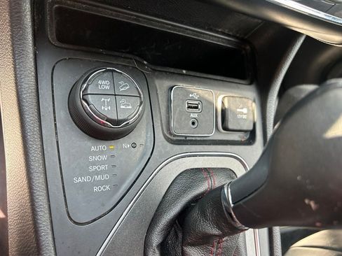 Used 2019 Jeep Cherokee Trailhawk AWD/4WD image 20