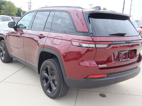 Used 2025 Jeep Grand Cherokee Altitude AWD/4WD image 8