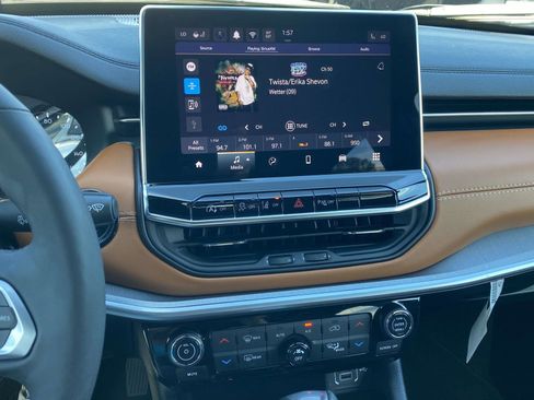 Certified 2025 Jeep Compass Limited image 37