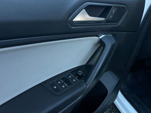 Used 2019 Volkswagen Tiguan SE w/ Panoramic Sunroof Package image 11