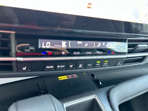Used 2025 Toyota Sienna XLE FWD image 26