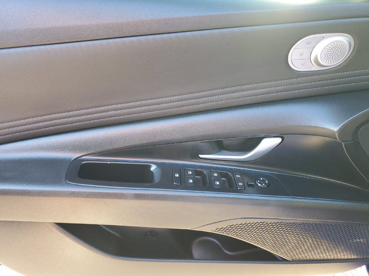Used 2023 Hyundai Elantra Limited FWD image 17