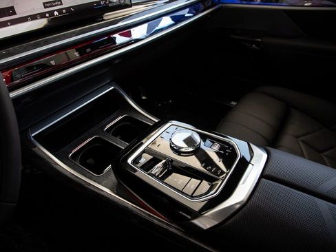 New 2025 BMW i7 xDrive60 image 18