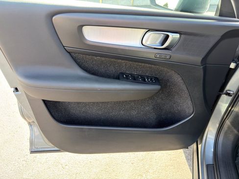 Used 2019 Volvo XC40 T4 Momentum image 13