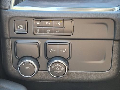 New 2025 Chevrolet Suburban Premier image 27