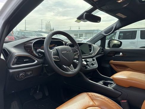 Used 2023 Chrysler Pacifica Pinnacle image 5