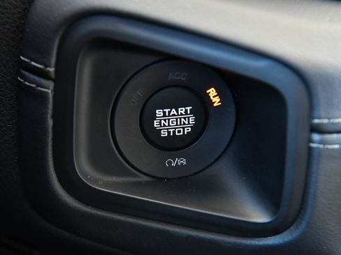 Used 2025 Jeep Wrangler Sahara image 31