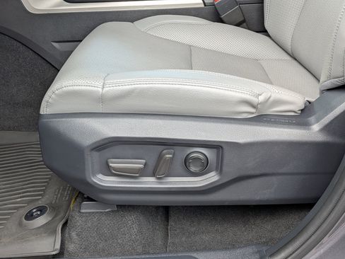 Used 2025 Toyota Tundra Limited AWD/4WD image 18