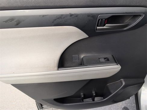 Used 2021 Toyota Highlander LE image 27