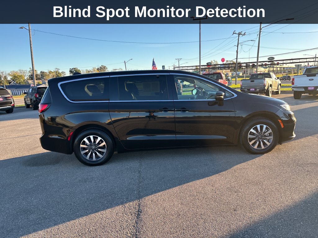 Used 2024 Chrysler Pacifica Limited FWD image 8
