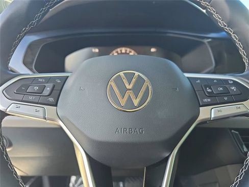 Used 2023 Volkswagen Taos SE w/ Panoramic Sunroof Package FWD image 18