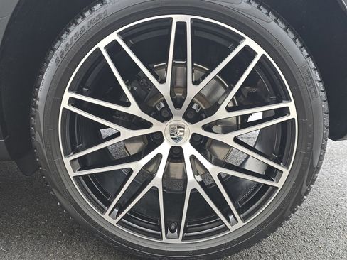 Certified 2025 Porsche Macan image 28