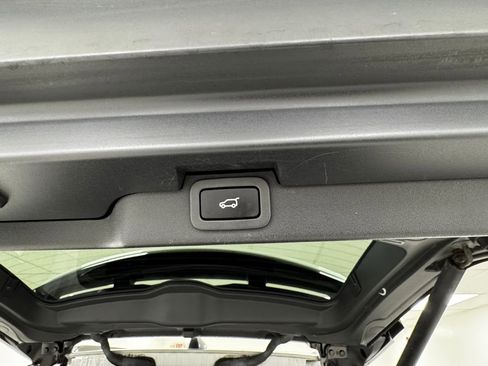 Used 2017 Land Rover Discovery HSE image 40