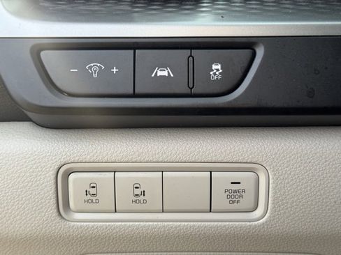 Used 2022 Kia Carnival LX image 24