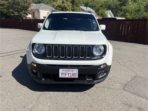 Used 2017 Jeep Renegade Latitude FWD image 2
