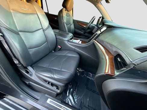 Used 2017 Cadillac Escalade Luxury image 16