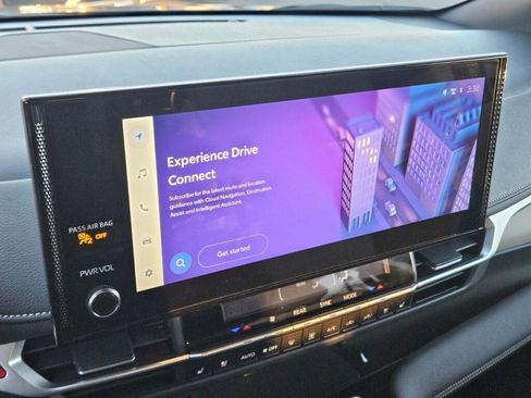 Used 2025 Toyota Sienna Platinum image 19