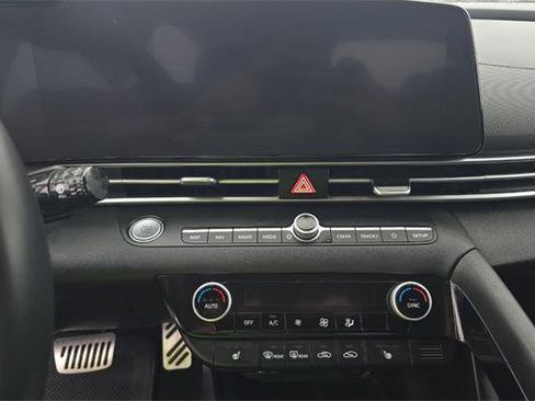 Used 2023 Hyundai Elantra SEL w/ Convenience Package image 11