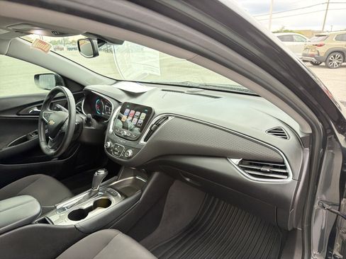 Used 2017 Chevrolet Malibu LT FWD image 22
