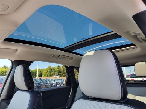 New 2025 Ford Escape SE w/ PHEV Premium Package image 7