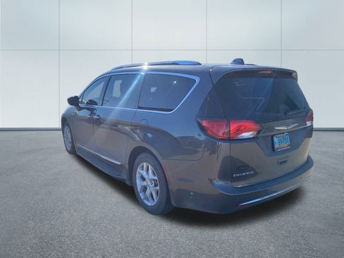 Used 2018 Chrysler Pacifica Touring-L w/ Tire & Wheel Group image 6
