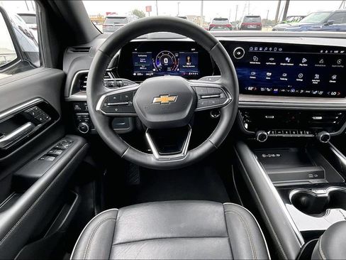 Used 2025 Chevrolet Suburban Premier AWD/4WD image 7