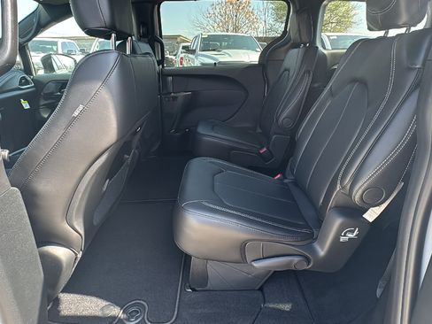 New 2026 Chrysler Pacifica Select image 14