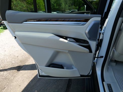 Used 2025 Cadillac Escalade Sport Platinum w/ LPO, Floor Liner Package AWD/4WD image 47