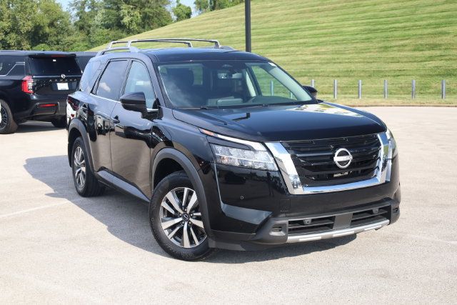 Used 2024 Nissan Pathfinder SL AWD/4WD image 2