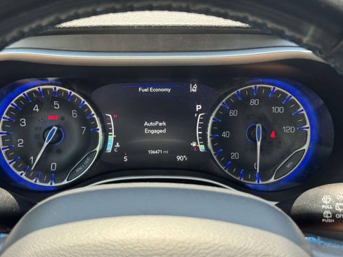 Used 2021 Chrysler Pacifica Touring-L FWD image 25