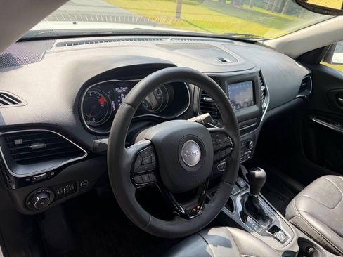 Used 2020 Jeep Cherokee Latitude Plus FWD image 4