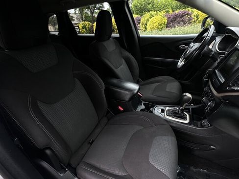 Used 2016 Jeep Cherokee Latitude FWD image 15