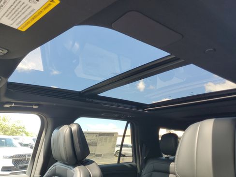 New 2026 Lincoln Navigator Reserve w/ Jet Appearance Package AWD/4WD image 11