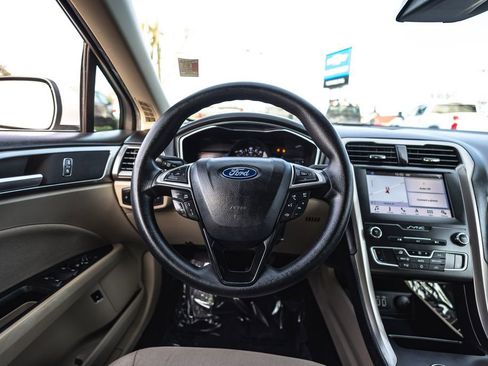 Used 2019 Ford Fusion SE image 25