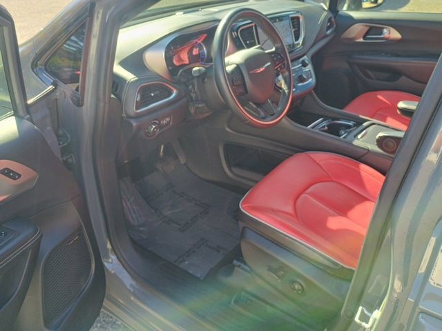 Used 2021 Chrysler Pacifica Limited w/ Uconnect Theater Family Group FWD image 23