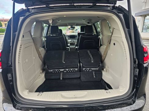 Used 2023 Chrysler Pacifica Touring-L FWD image 11