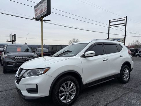 Used 2019 Nissan Rogue SV image 1