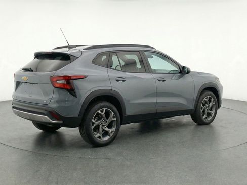 Used 2025 Chevrolet Trax LT w/ LT Convenience Package FWD image 9