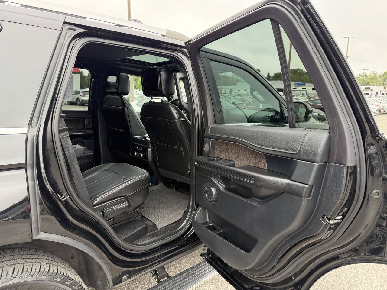 Used 2018 Ford Expedition Limited w/ Equipment Group 301A AWD/4WD image 12
