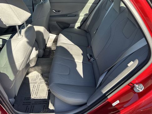 Used 2025 Hyundai Elantra SE image 22