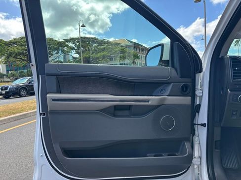 Used 2018 Ford Expedition Limited w/ Equipment Group 301A AWD/4WD image 16
