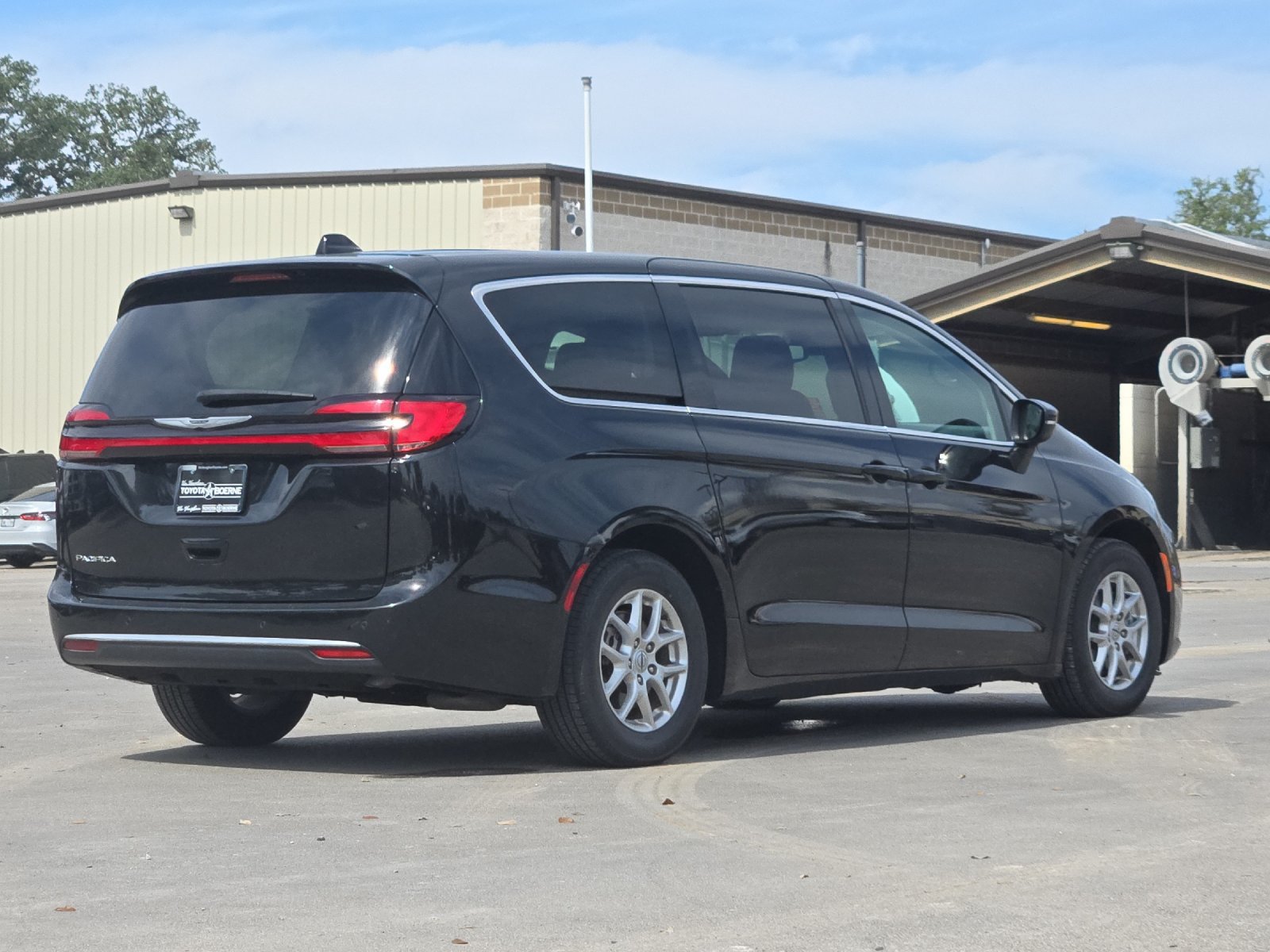 Used 2023 Chrysler Pacifica Touring-L FWD image 5