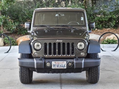 Used 2018 Jeep Wrangler Unlimited Rubicon w/ Connectivity Group image 2