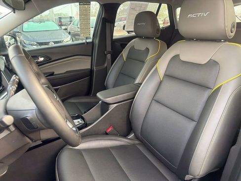 Used 2024 Chevrolet Trax ACTIV w/ Sunroof Package image 18